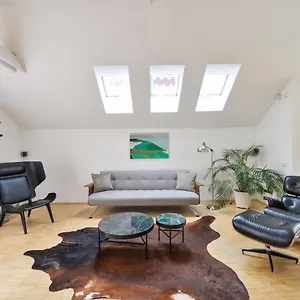 Eclectic Loft Royal Way Apartment